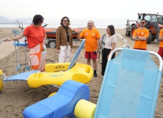 La Diputación moderniza las duchas y megafonía de los arenales de Bizkaia, y amplía una hora diaria el programa de baño asistido