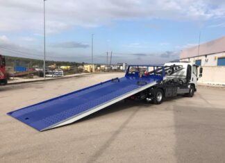 Un gruista sancionado en Sopela por no retirar un vehículo eléctrico accidentado alegando »falta de formación»