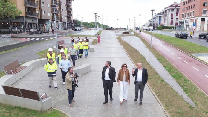 Elixabete Etxanobe visita el nuevo bulevar de Leioa