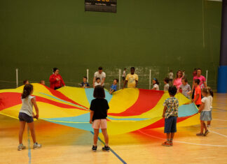 Visita a los niños que disfrutan del verano haciendo deporte en las colonias del Ayuntamiento de Bilbao
