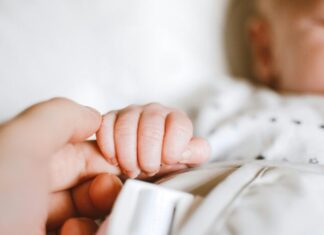 Nafarroak VRSren aurkako immunizazioa zabaldu du, bronkiolitisaren kausa nagusia baita, uztailaren 1etik aurrera jaiotako haurtxo guztietan