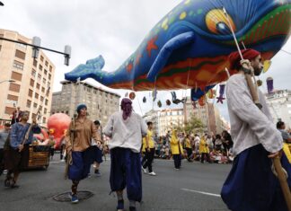 La ballena Bali volverá en su desfile de Aste Nagusia el día 17 con una fusión de la vida marina y los ritmos de la jungla