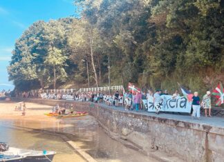 Sare y Etxerat se concentran en playas para reclamar el regreso de presos, exiliados y deportados vascos