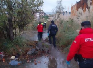 Ertzaintzak Portugaleteko lantegi abandonatu bat husteko dispositiboan lagundu du