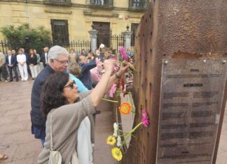 Ofrenda floral a las víctimas donostiarras del franquismo en el Día de la Memoria Histórica