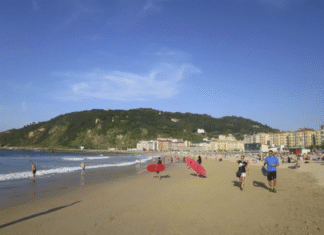 EH Bildu ve «necesaria» una nueva distribución para el baño y el surf en la playa donostiarra de la Zurriola