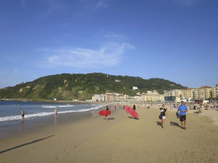 La-Zurriola-la-popular-playa-de-San-Sebastian-de-ambiente-surfero-09-12-2025_10_17_AM-696x521-1