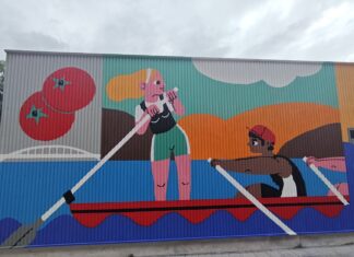 Un mural de 22 metros de largo de la artista bilbaina Bea Aparicio decora la fachada del pabellón municipal de remo