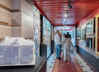 La ‘caja de la historia’ abre sus puertas frente al Palacio Foral