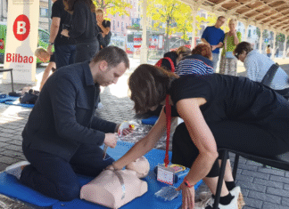 Demostración sobre técnicas de reanimación cardiopulmonar en Bilbao por el Día Mundial de la Parada Cardíaca
