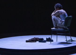 DYSPHORIA bakarrizketa arriskutsu eta teatralitatez beterikoaren Euskadiko estreinaldia