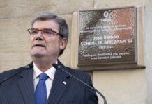 El Ayuntamiento de Bilbao rinde homenaje a José Ramón Scheifler Amézaga colocando una placa en su vivienda natal