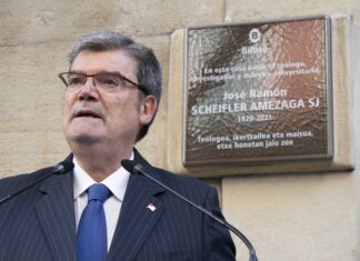 El Ayuntamiento de Bilbao rinde homenaje a José Ramón Scheifler Amézaga colocando una placa en su vivienda natal