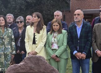 María Jesús San José Justizia eta Giza Eskubideen sailburua, Máximo Casadoren omenezko plaka desestalketan parte hartu du