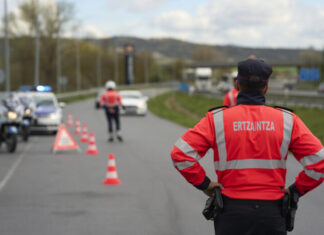 Euskal Polizia refuerza los controles para combatir las distracciones al volante