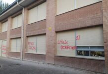 Hezkuntzak grebalarien piketeek Donibaneko IIko irakasle eta ikasleen aurka egindako erasoak eta mehatxu bortitzak salatu ditu Foruzaingoaren aurrean