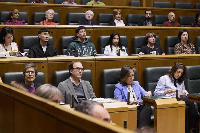 20251119_Haurrak_eta_nerabeak_aro_digitalean__45_-696x464-1