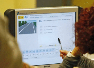 Descubren a dos aspirantes al carné de conducir usando dispositivos ocultos para copiar en Bilbao
