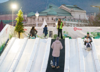 El Ayuntamiento de Bilbao comienza el montaje del tobogán y la pista de hielo de #BilbaoGabonak