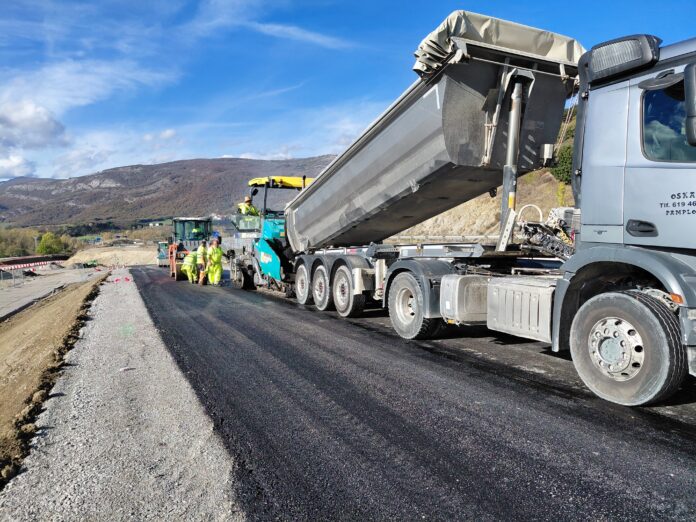 Imagen-principal-Trabajos-de-asfaltado-en-el-nuevo-ramal-de-acceso-a-la-A-15-en-Izurdiaga-696x522-1