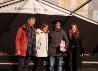 Amaia Barredok Tolosako Babarrunaren Jaiaren irabazleari, Albizturko Alberto Elolari, eman dio lehen saria