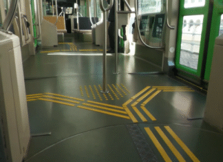 Euskotren instalará en los tranvías un modelo propio de suelo podotáctil que facilitará el viaje a personas con baja visión