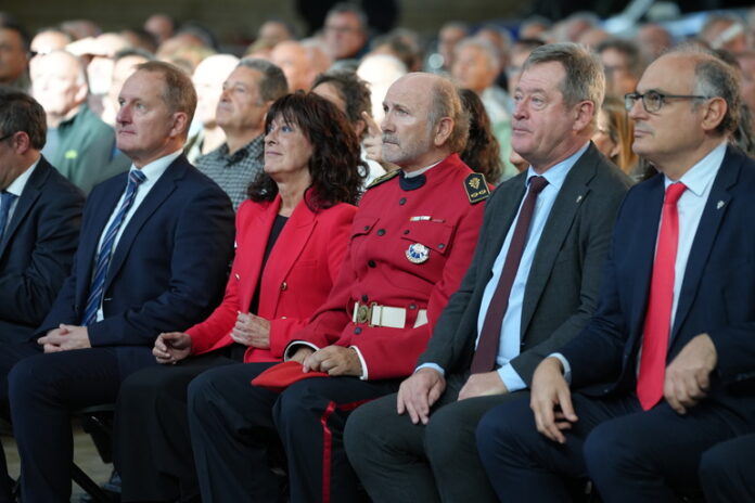 n770_2025_11_14_Jubiladxs_Ertzaintza___1_-696x464-1