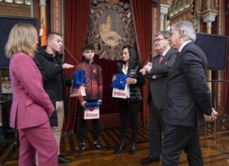 El Alcalde de Bilbao recibe a la ciclista Ziortza Villa, al boxeador Jokin García y al patinador Andoni Ibarra