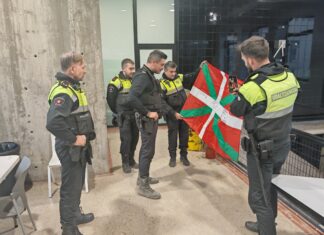 Paiporta homenajea a agentes de la Policía Municipal de Bilbao por la ayuda prestada tras la dana