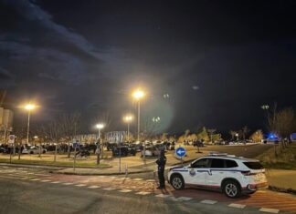 Ertzaintzak eta Gasteizko Udaltzaingoak ehun ibilgailu baino gehiago identifikatu dituzte Buesa-Arena pabiloiaren ondoan egindako trafiko-kontrol batean