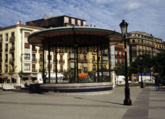 Fallece una persona sin hogar en la plaza Easo de Donostia
