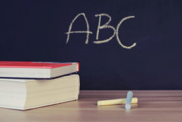 colegio-escuela-alumno-profesor-2-696x466-1