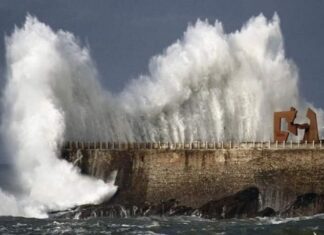 Donostia cierra los paseos marítimos por la alerta naranja de impacto de ola