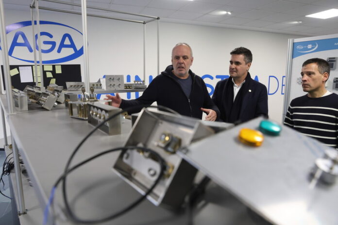 n770_AGA_004-696x464-1