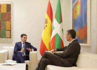 Imanol Pradales Lehendakaria eta Pedro Sanchez Espainiako gobernuko presidentea Moncloan bildu dira