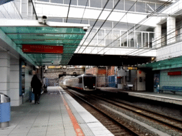 La explosión de la batería de un móvil provoca la evacuación de un tren de Metro Bilbao en Leioa