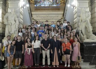 El programa Ateak Ireki se amplía y busca familias de Busturialdea-Urdaibai para acoger a jóvenes de la diáspora vasca