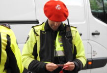 La Policía Municipal de Bilbao realiza una campaña para vigilar el adecuado transporte de mercancías ligeras