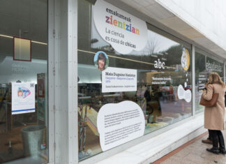 Comercios de Bilbao decoran sus escaparates por el Día Internacional de la Mujer y la Niña en la Ciencia