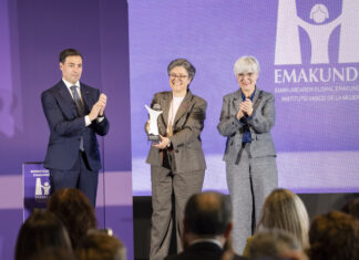 El Lehendakari entrega el Premio Emakunde a Mentxu Ramilo por combatir la brecha de género digital