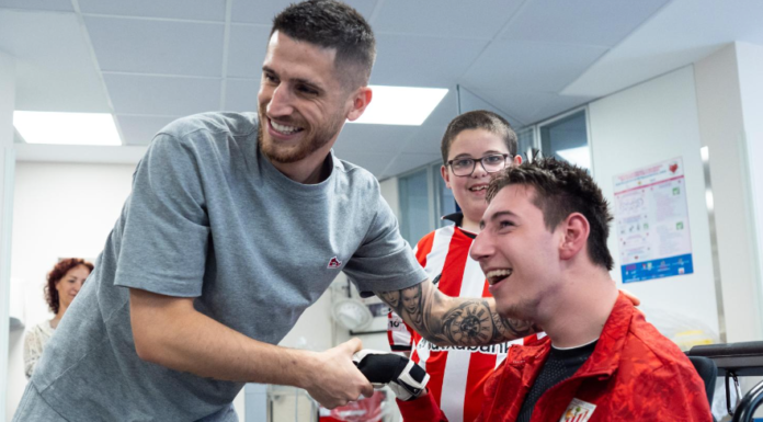 Jugadores y jugadoras del Athletic Club llevan la ilusión del «Fútbol Pasillo» a menores hospitalizados en Cruces
