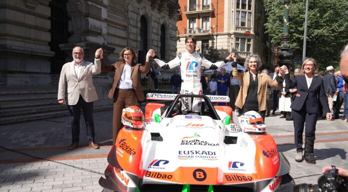 El piloto Joseba Iraola presenta el monoplaza Euskal Selekzioa frente al Palacio Foral de Bizkaia