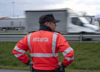 Arrestado un conductor en la AP-8 por trasladar ilegalmente a ocho personas en una furgoneta robada