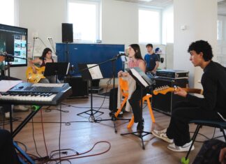 Lauaxeta Ikastola se llena de música en la segunda edición de Señeak Bizkaia Rock Kanpusa