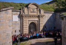 800 ikasle GR225a egiten ari dira «Askatasunaren botilak» ibilaldiaren VIII. edizioan
