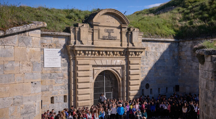 800 ikasle GR225a egiten ari dira «Askatasunaren botilak» ibilaldiaren VIII. edizioan