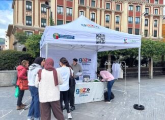 Barakaldok GAZBarakaldo bulegoa hurbildu die gazteei BIZIGAZ karpa ibiltariarekin