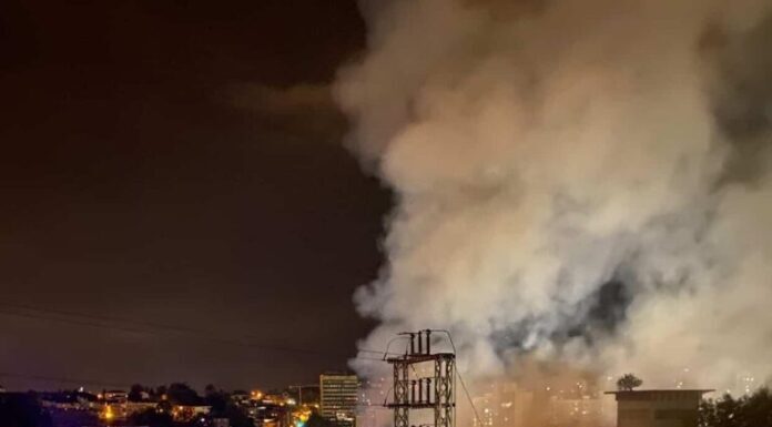Un herido y tres intoxicados en un incendio presuntamente provocado en la antigua fábrica de Zardoya Otis