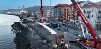 Arranca el montaje de la pasarela All Iron con la colocación del primer tramo de la estructura entre Barakaldo y Erandio