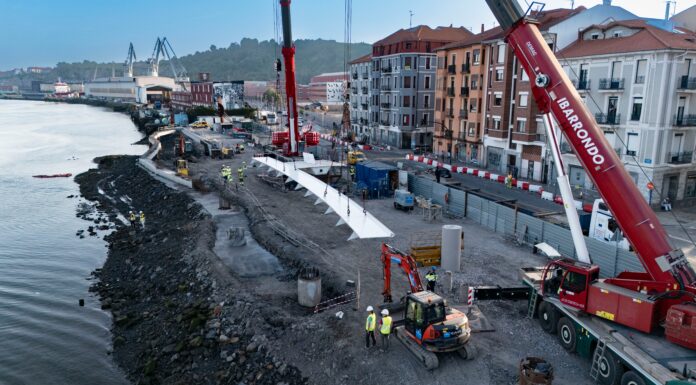 Arranca el montaje de la pasarela All Iron con la colocación del primer tramo de la estructura entre Barakaldo y Erandio